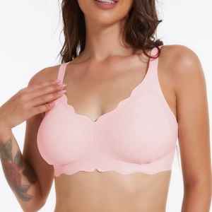Seamless large size jacquard bra in pink featuring laser-cut scalloped edges and wide straps