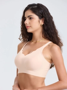 Détail du soutien-gorge de sport sans couture avec bords festonnés et bretelles croisées