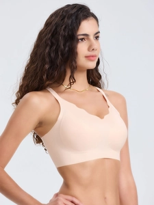 Détail du soutien-gorge de sport nude sans couture avec bords festonnés et bretelles
