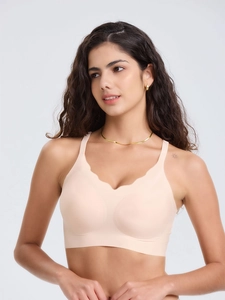 Détail de la bordure festonnée et du tissu sans couture sur un soutien-gorge nude