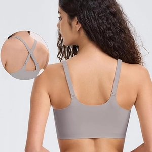Détail du soutien-gorge de sport gris sans couture avec bretelles croisées et maintien