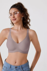 Détail des larges bretelles et col en V profond d'un soutien-gorge sans couture gris violet