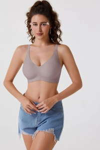 Gros plan sur un soutien-gorge sans couture col en V en tissu élastique et soyeux
