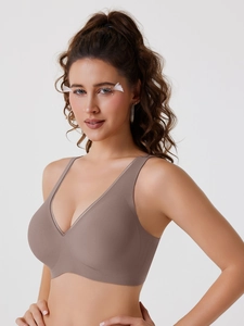 Détail d'un soutien-gorge sans couture col en V sans armature marron avec larges bretelles