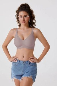 Détail d'un soutien-gorge sans couture et sans armature avec col en V confortable