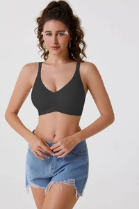 Vue de face du soutien-gorge de sport sans couture gris foncé à col en V pour femmes