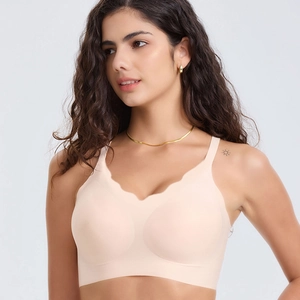 Bralette de sport beige sans couture avec bords festonnés et larges bretelles