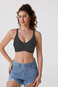 Détail d'un soutien-gorge sans couture gris foncé avec larges bretelles et col en V