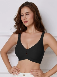 Dettaglio reggiseno nero senza cuciture con scollo a V, intagli e spalline larghe