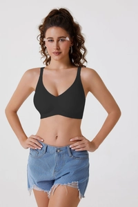 Vue de face de la brassière noire sans couture à col en V en tissu mat élastique