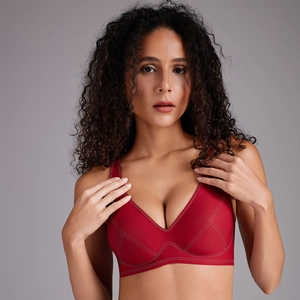 Détail d'un soutien-gorge de sport rouge sans couture avec coutures contrastées blanches