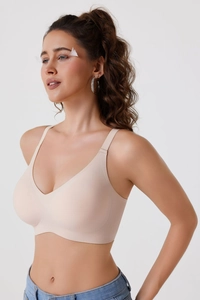 Détail du soutien-gorge sans couture couleur chair avec col en V profond et larges bretelles