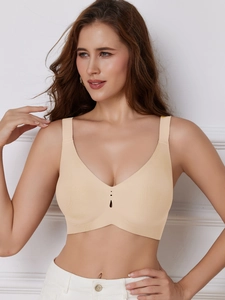 Dettaglio del reggiseno beige senza cuciture con tessuto morbido e scollo a V comodo