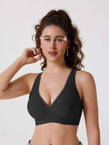 Vue détaillée du soutien-gorge de sport noir sans couture avec col en V et larges bretelles