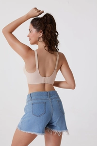 Gros plan d'un soutien-gorge chair sans couture sans armature avec dos en forme de U