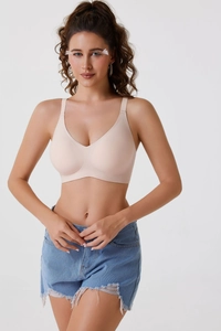 Détail du soutien-gorge sans couture à col en V couleur chair pour un confort invisible