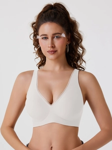 Détail du soutien-gorge beige sans couture col en V avec bordure mesh et larges bretelles