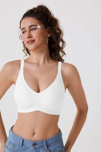 Soutien-gorge blanc sans coutures ni armatures, porté avec un jean pour le confort