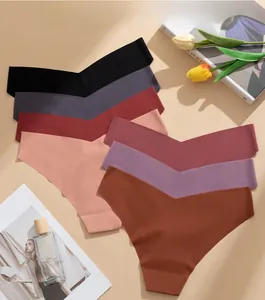 Gros plan de strings invisibles en soie glacée de diverses couleurs avec coupe laser en V