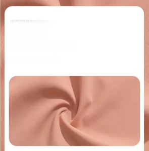 Détail du tissu en soie glacée rose montrant la texture respirante et le coton