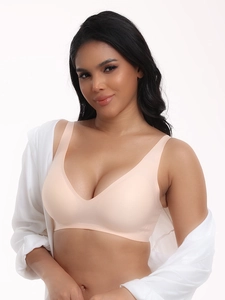 Details des nahtlosen nudefarbenen BHs ohne Bügel mit breiten Trägern und Lasercut