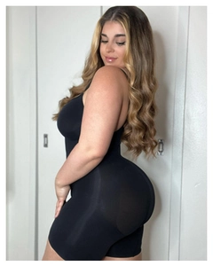 Dettaglio del body nero senza cuciture con controllo della pancia ed effetto solleva glutei
