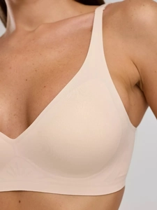 Gros plan sur un soutien-gorge nude sans couture montrant la texture lisse et le maintien