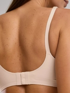 Détail de soutien-gorge sans couture chair avec bretelles fines réglables et agrafes dos
