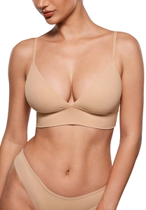 Dettaglio del set bralette a triangolo senza cuciture e slip coordinati in tonalità nudo
