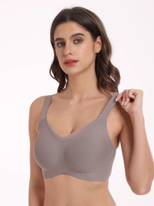 Détail d'un soutien-gorge sans couture gris-violet avec larges bretelles et décolleté en V