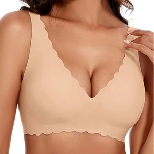 Dettaglio reggiseno color carne senza cuciture con scollo a V e bordi a onde