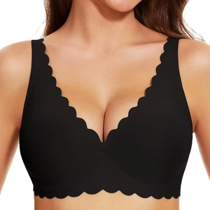 Dettaglio del reggiseno nero senza cuciture con eleganti bordi a onde e tessuto elastico