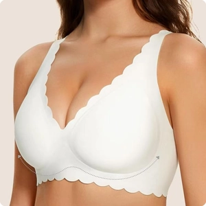 Dettaglio del reggiseno bianco senza cuciture con bordi a conchiglia e scollo a V