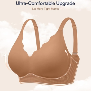 Seamless wireless jelly bra with scalloped edges and wide support band in nude skin tone