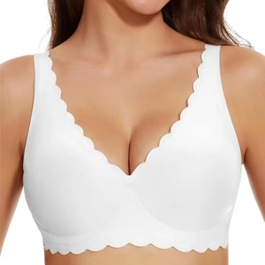 Dettaglio reggiseno bianco senza cuciture con scollo a V profondo e bordi a onde