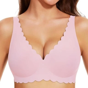 Dettaglio del reggiseno rosa senza cuciture con scollo a V profondo e bordi a onde