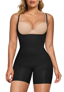 Vue frontale du body gainant noir sans couture avec buste ouvert en U pour ventre plat