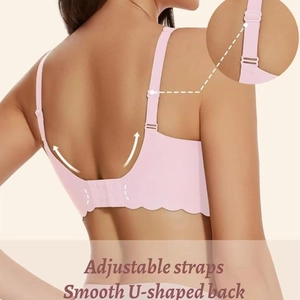Dettaglio delle spalline regolabili e del dorso a U liscio sul reggiseno rosa senza cuciture