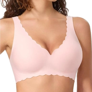 Vista frontale del reggiseno rosa senza cuciture con bordi ondulati per un fit perfetto