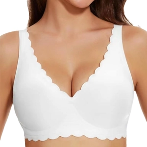 Reggiseno bianco senza cuciture scollo a V con bordi a onde visto su modella