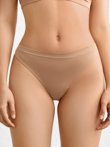 Gros plan du string sans couture en soie glacée avec texture côtelée et coton