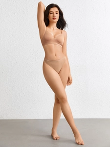 Vue détaillée du soutien-gorge sans coutures nude et du string en tissu extensible