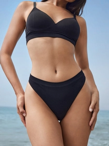 Détail du string noir sans couture en soie glacée avec gousset en coton pour le yoga