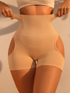 Dettaglio degli shorts modellanti a vita alta con taglio laterale e fascia a coste