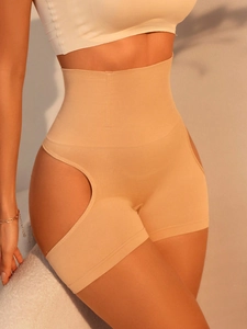 Dettaglio degli shorts modellanti a vita alta senza cuciture con taglio laterale