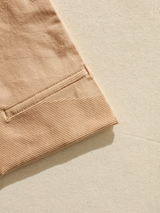 Dettaglio macro della fascia a costine della mutandina contenitiva beige senza cuciture