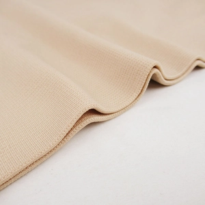 Gros plan sur la gaine amincissante sans couture montrant la texture élastique du tissu alvéolé