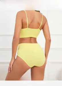 Vue détaillée d'un ensemble lingerie tricoté jaune pâle sans couture avec dos ouvert