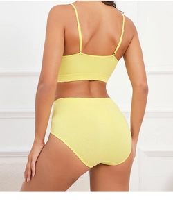 Vue arrière d'un ensemble de lingerie en maille jaune vif sans couture à taille haute
