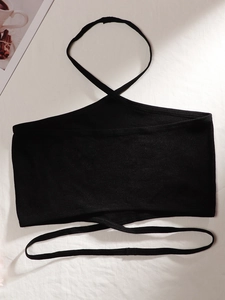 Détail d'un haut bandeau dos nu noir avec texture côtelée et lanières croisées